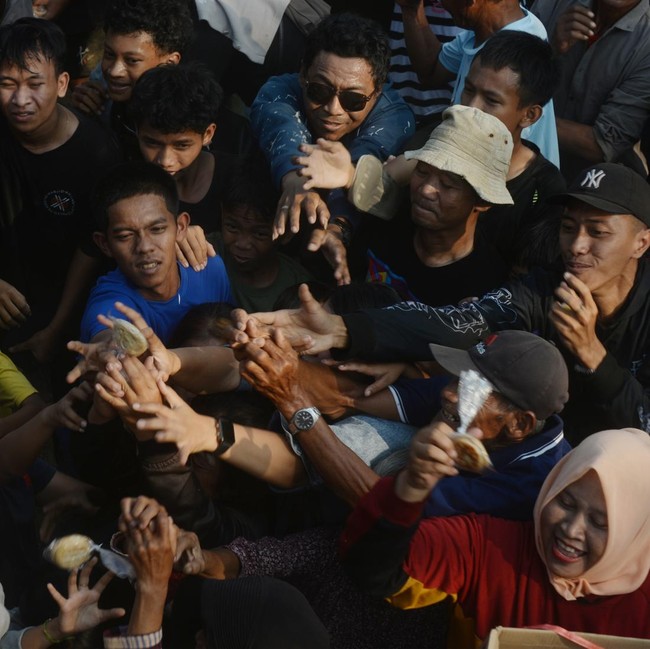 Gunungan Apem Keong Emas Diserbu Warga, Tradisi Sapar Meriah di Boyolali