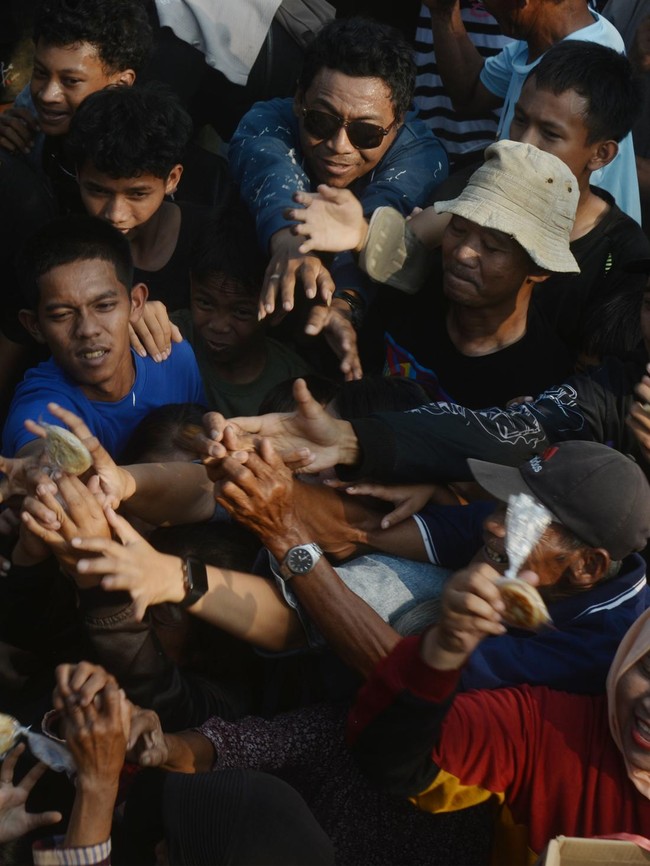 Gunungan Apem Keong Emas Diserbu Warga, Tradisi Sapar Meriah di Boyolali