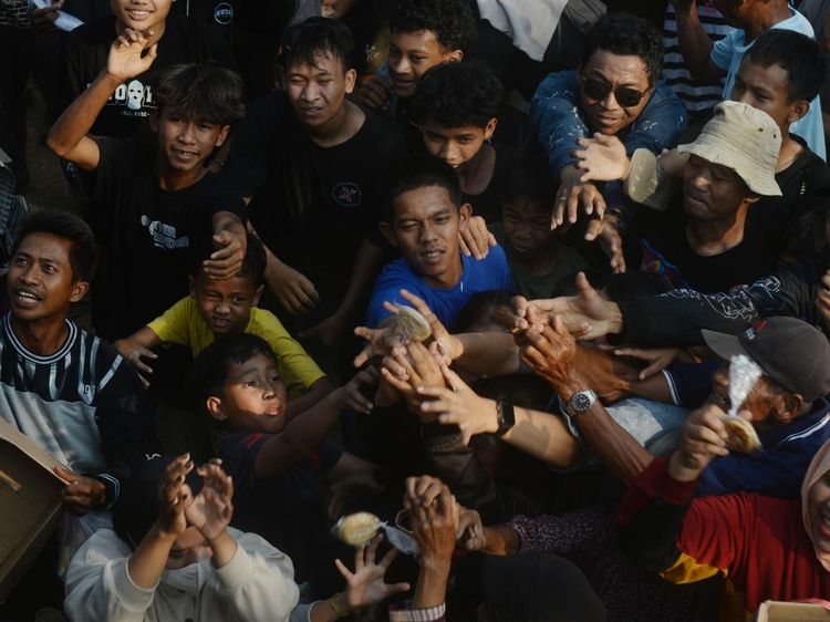 Gunungan Apem Keong Emas Diserbu Warga, Tradisi Sapar Meriah di Boyolali