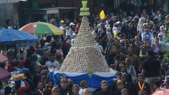 Peserta kirab membawa gunungan apem saat Tradisi sebaran apem keong emas di kawasan Pengging, Banyudono, Boyolali, Jawa Tengah, Jumat (7/8/2026). Tradisi sebaran apem keong emas yang dilaksanakan pada bulan Sapar penanggalan Jawa dengan menyebarkan kue apem keong emas sebagai rasa syukur atas keselamatan, rezeki dan hasil panen yang baik serta doa memohon untuk menolak hama. ANTARA FOTO/Aloysius Jarot Nugroho