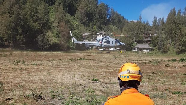 Helikopter TNI AL tiba di Ranupani bersiap melakukan operasi water bombing kebakaran di kaldera Gunung Bromo Helikopter TNI AL tiba di Ranupani bersiap melakukan operasi water bombing kebakaran di kaldera Gunung Bromo