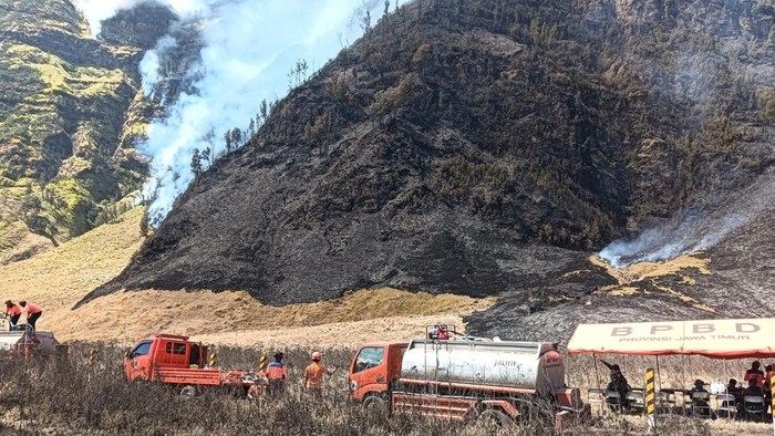 Helikopter TNI AL tiba di Ranupani bersiap melakukan operasi water bombing kebakaran di kaldera Gunung Bromo