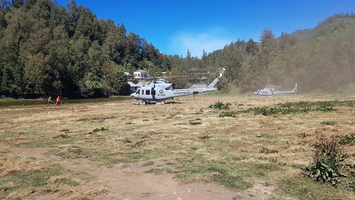 Helikopter TNI AL tiba di Ranupani bersiap melakukan operasi water bombing kebakaran di kaldera Gunung Bromo