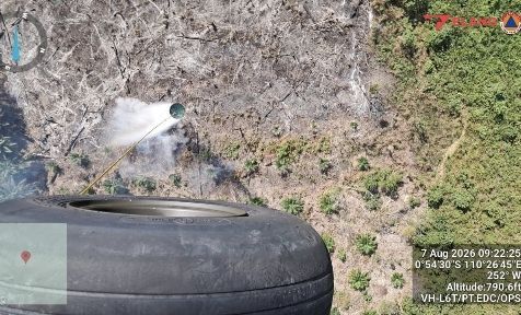 Helikopter water bombing BNPB melakukan pengeboman air di kawasan kebakaran hutan dan lahan (karhutla) Desa Sinar Kuri, Kecamatan Sungai Laur, Kabupaten Ketapang, Jumat (7/8/2026). (dok BNPB)