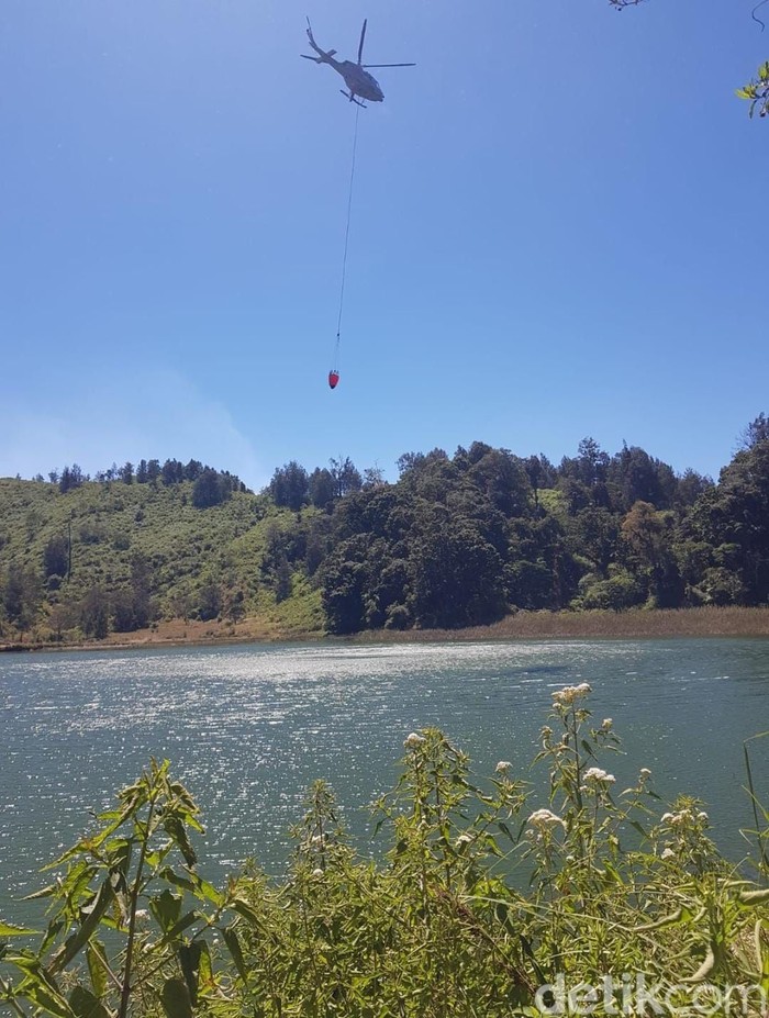 Helikopter water bombing mengambil air di Ranupani untuk memadamkan kebakaran Bromo