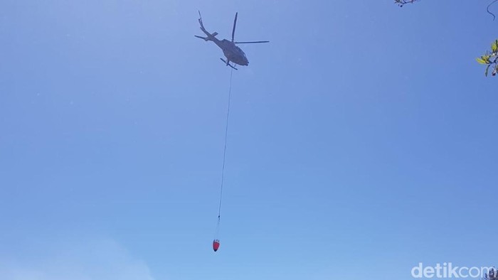 Helikopter water bombing mengambil air di Ranupani untuk memadamkan kebakaran Bromo