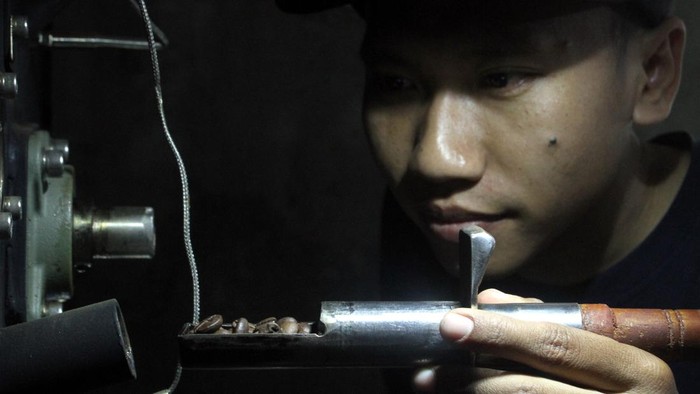 Pekerja menjemur kopi di instalasi rumah kaca Kopi Java Indonesia, Karangploso, Kabupaten Malang, Jawa Timur, Jumat (7/8/2026). Selain menjadi pusat studi dan penelitian dari beragam kampus sebagai upaya pengembangan kopi nusantara terutama kopi lereng gunung Arjuno, industri pengolahan kopi rumahan  tersebut juga membantu memproses hasil panen dari 207 petani mitra dengan potensi kapabilitas produksi mencapai 3,5 ton per hari untuk menyuplai ratusan warung kopi di beragam wilayah serta dijual ke negara Yunani, China dan Mesir. ANTARA FOTO/Ari Bowo Sucipto/foc.