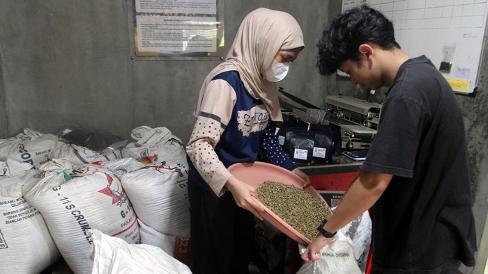 Industri pengolahan dan pusat studi kopi nusantara di Malang Pekerja menjemur kopi di instalasi rumah kaca Kopi Java Indonesia, Karangploso, Kabupaten Malang, Jawa Timur, Jumat (7/8/2026). Selain menjadi pusat studi dan penelitian dari beragam kampus sebagai upaya pengembangan kopi nusantara terutama kopi lereng gunung Arjuno, industri pengolahan kopi rumahan tersebut juga membantu memproses hasil panen dari 207 petani mitra dengan potensi kapabilitas produksi mencapai 3,5 ton per hari untuk menyuplai ratusan warung kopi di beragam wilayah serta dijual ke negara Yunani, China dan Mesir. ANTARA FOTO/Ari Bowo Sucipto/foc.