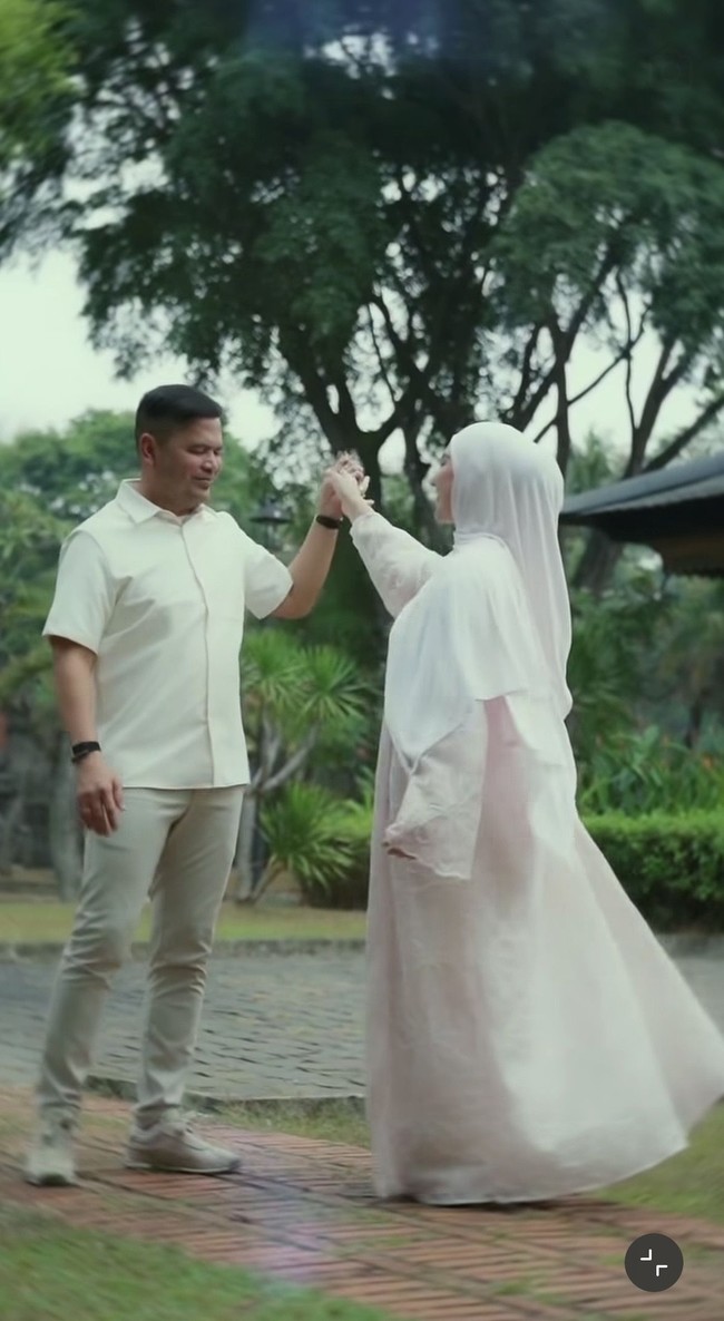 Artis Irish Bella umumkan kehamilannya dengan Haldy Sabri. Bagi Irish ini menjadi kehamilan ketiganya. Diketahui sebelumnya Irish sudah memiliki 2 anak hasil pernikahannya dengan mantan suami, Ammar Zoni. Sementara Haldy juga sudah memiliki 2 anak dari pernikahan pertamanya. Foto: Instagram/@_irishbella_