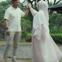 Artis Irish Bella umumkan kehamilannya dengan Haldy Sabri. Bagi Irish ini menjadi kehamilan ketiganya. Diketahui sebelumnya Irish sudah memiliki 2 anak hasil pernikahannya dengan mantan suami, Ammar Zoni. Sementara Haldy juga sudah memiliki 2 anak dari pernikahan pertamanya. Foto: Instagram/@_irishbella_