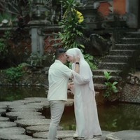 Irish dan Haldy tampil kompak dalam balutan busana bernuansa putih. Irish memadukan dress panjang putih dengan outer warna pink pastel yang soft. Sementara Haldy tampil dengan kemeja putih lengan pendek dipadukan celana panjang warna coklat muda. Foto: Instagram/@_irishbella_