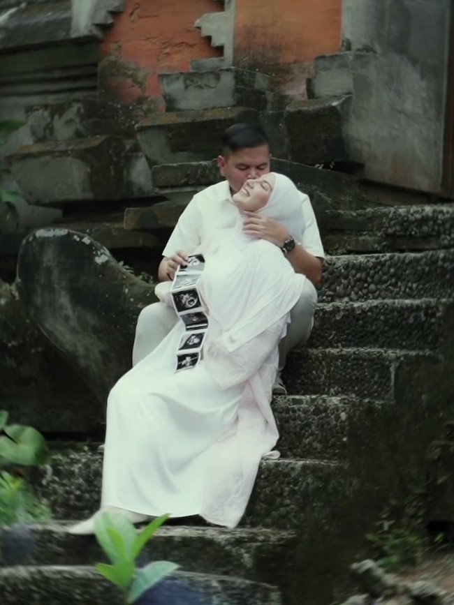 Gaya Irish Bella Umumkan Kehamilan, Baby Bump Curi Atensi