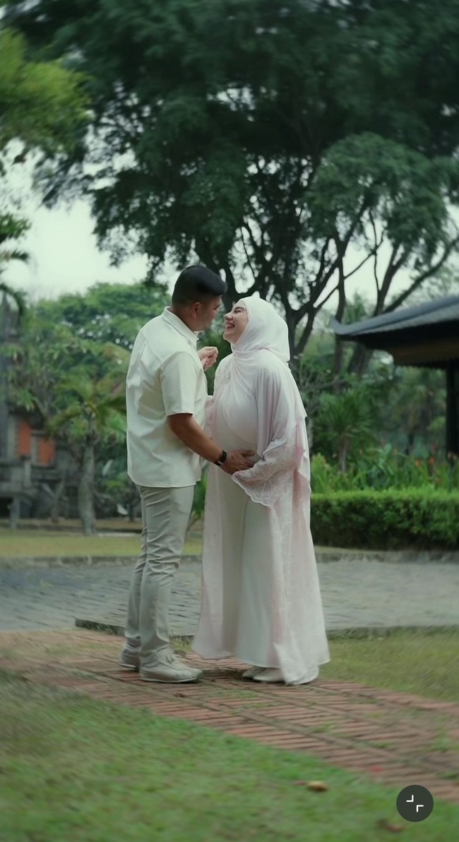 Kebahagiaan tampak jelas di wajah Irish dan Haldy. Yang tak kalah curi atensi ialah baby bump di perut Irish yang sudah mulai terlihat. Foto: Instagram/@_irishbella_