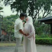 Kebahagiaan tampak jelas di wajah Irish dan Haldy. Yang tak kalah curi atensi ialah baby bump di perut Irish yang sudah mulai terlihat. Foto: Instagram/@_irishbella_