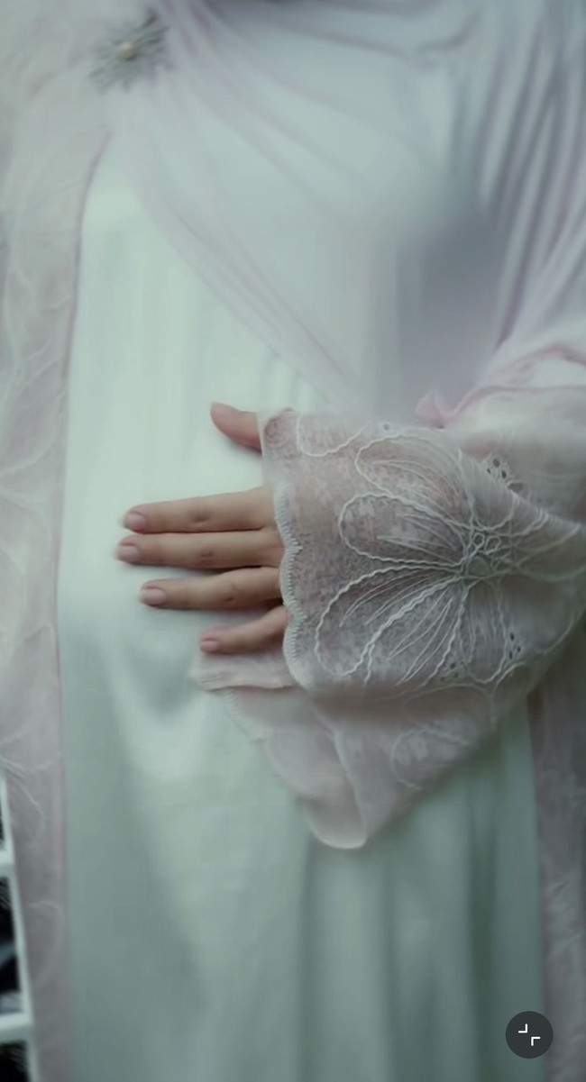 Meski kenakan busana longgar, baby bump di perut Irish sudah mulai terlihat, terutama saat Irish mengusap perutnya. Foto: Instagram/@_irishbella_