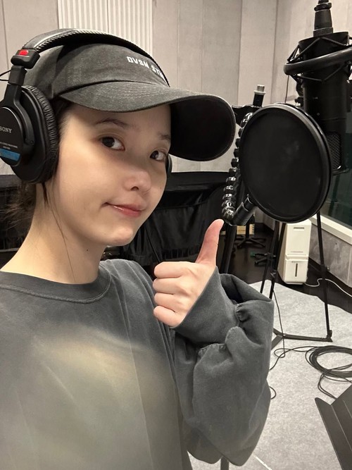 IU mengunggah korsel foto ke Instagram pada Kamis (6/8/2026), perdana setelah pengumuman sakit dan penundaan album baru.