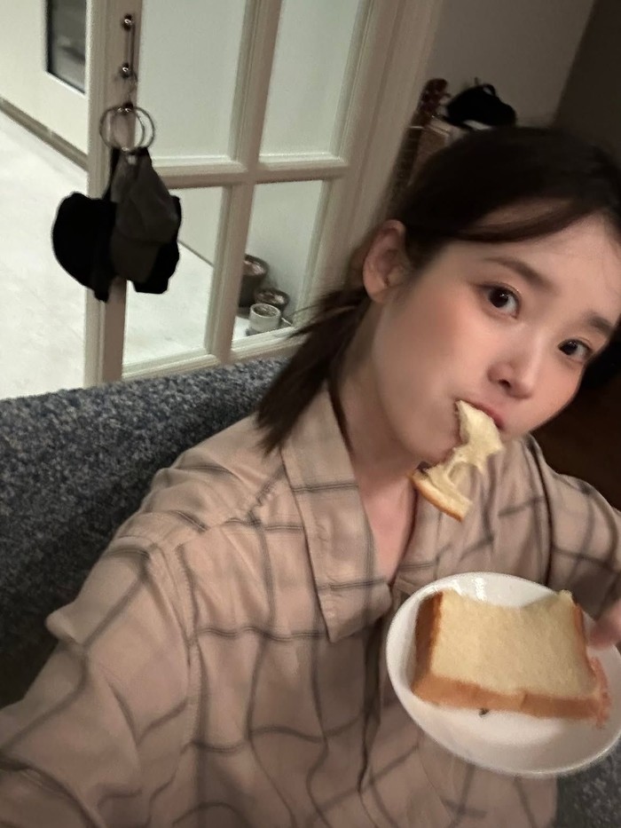 IU mengunggah korsel foto ke Instagram pada Kamis (6/8/2026), perdana setelah pengumuman sakit dan penundaan album baru.