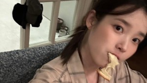 IU rencananya akan merilis album baru dan menggelar tur konser tahun ini. Tapi hal tersebut harus ditunda karena kondisi fungsi saluran Patulous Eustachian-nya saat ini tengah dalam kondisi yang gak prima. (Foto: dok. Instagram @dlwlrma)