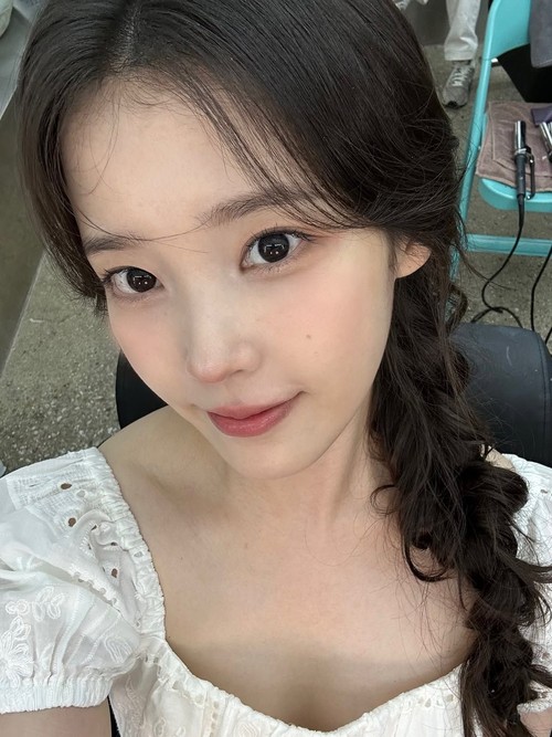 IU mengunggah korsel foto ke Instagram pada Kamis (6/8/2026), perdana setelah pengumuman sakit dan penundaan album baru.