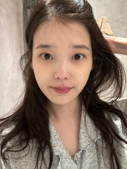 IU mengunggah korsel foto ke Instagram pada Kamis (6/8/2026), perdana setelah pengumuman sakit dan penundaan album baru.