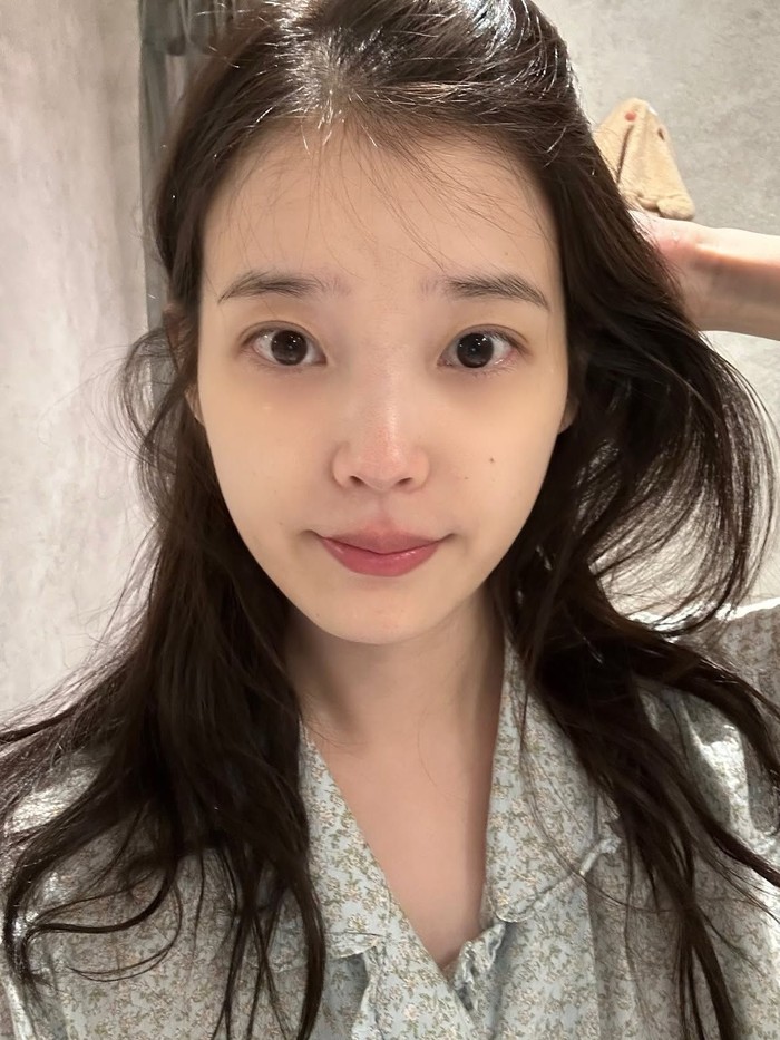 IU mengunggah korsel foto ke Instagram pada Kamis (6/8/2026), perdana setelah pengumuman sakit dan penundaan album baru.
