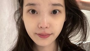 IU juga gak malu-malu memajang foto tanpa makeup. Sesuatu yang memang udah sering dia lakukan sepanjang kariernya di industri hiburan Korea Selatan. (Foto: dok. Instagram @dlwlrma)