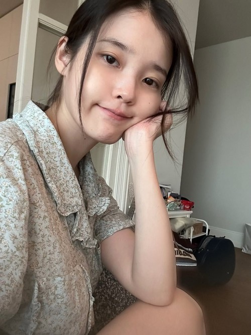 IU mengunggah korsel foto ke Instagram pada Kamis (6/8/2026), perdana setelah pengumuman sakit dan penundaan album baru.