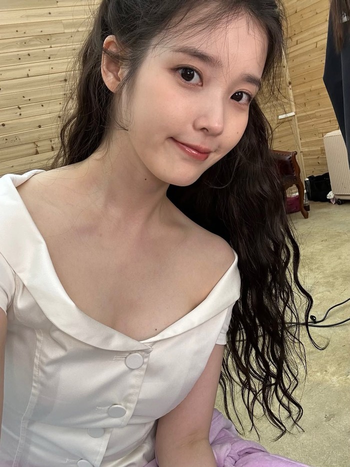 IU mengunggah korsel foto ke Instagram pada Kamis (6/8/2026), perdana setelah pengumuman sakit dan penundaan album baru.
