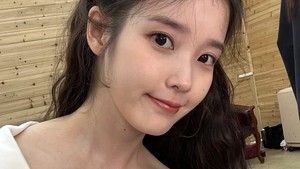 Udah lama gak jumpa! tulis IU dalam sebuah unggahan Instagram dilihat Jumat (7/8/2026). Dia memajang banyak foto dalam 4 korsel berbeda. (Foto: dok. Instagram @dlwlrma)
