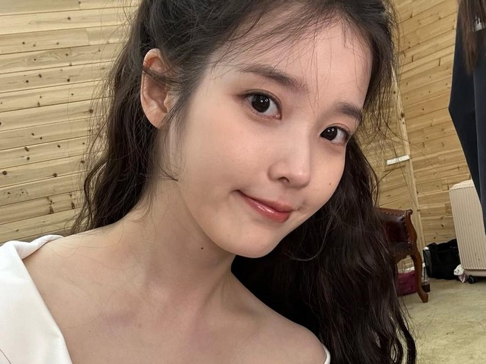 IU mengunggah korsel foto ke Instagram pada Kamis (6/8/2026), perdana setelah pengumuman sakit dan penundaan album baru.