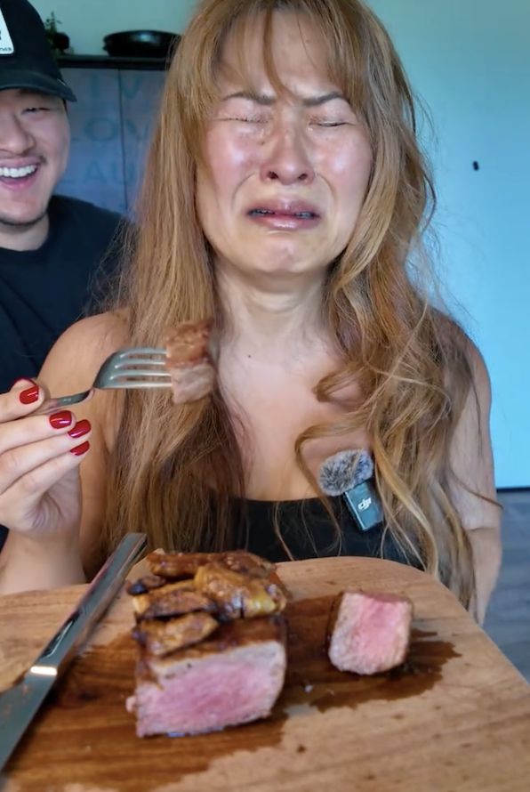 Jadi Vegan 14 Tahun, Wanita Ini Nangis Kejer saat Makan Steak!
