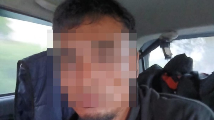 Pelaku S saat diamankan polisi.