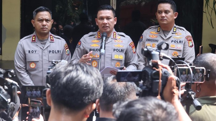 Kabid Humas Polda Metro Jaya Kombes Budi Hermanto menjelaskan soal temuan 995 pucuk airsoft gun di sekolah swasta Pondok Pinang, Jaksel, Jumat (7/8/2026).