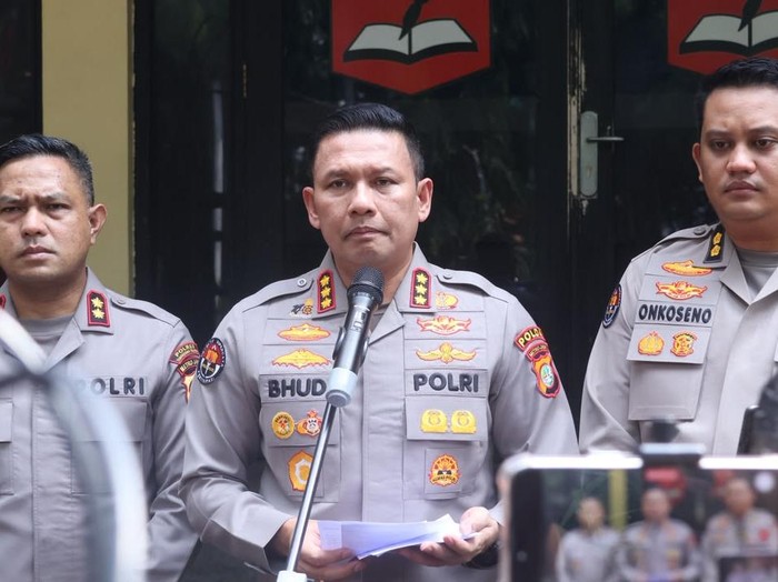Kabid Humas Polda Metro Jaya Kombes Budi Hermanto menjelaskan soal temuan 995 pucuk airsoft gun di sekolah swasta Pondok Pinang, Jaksel, Jumat (7/8/2026).
