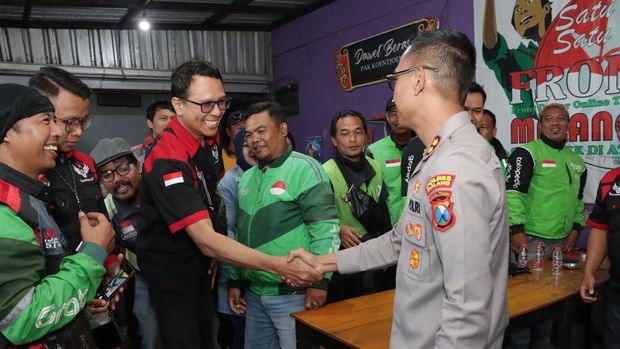 Kapolres Malang AKBP Rulian Syauri berbincang dengan Perhimpunan Driver Ojek Indonesia (PDOI) Malang Raya di Basecamp PDOI, Kecamatan Singosari, Kabupaten Malang. (dok istimewa)