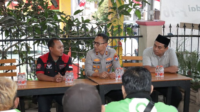 Kapolres Malang AKBP Rulian Syauri berdialog dengan Perhimpunan Driver Ojek Indonesia (PDOI) Malang Raya di Basecamp PDOI, Kecamatan Singosari, Kabupaten Malang. (dok istimewa)