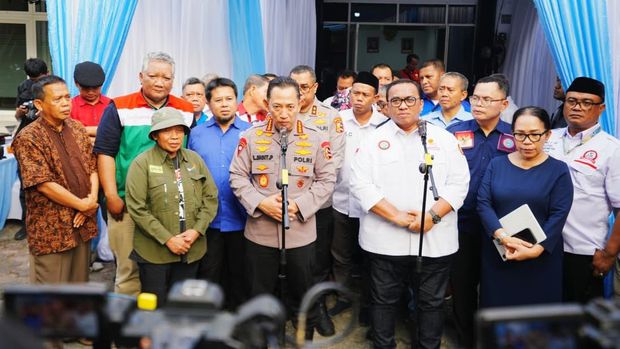 Kapolri Jenderal Listyo Sigit Prabowo berdialog dengan bos-bos buruh dalam Koalisi Besar Perjuangan Buruh Indonesia (KBPBI).
