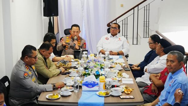 Kapolri Jenderal Listyo Sigit Prabowo berdialog dengan bos-bos buruh dalam Koalisi Besar Perjuangan Buruh Indonesia (KBPBI).
