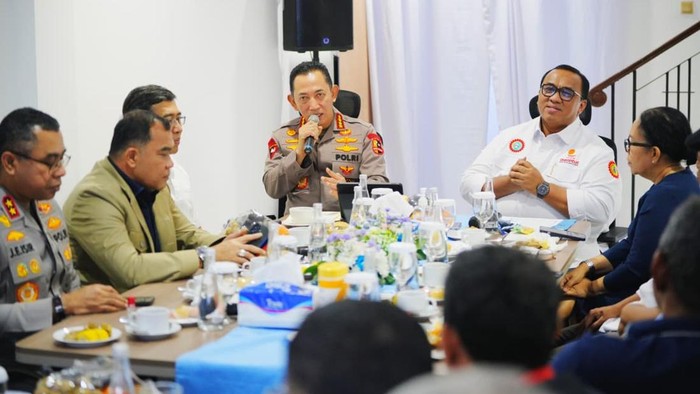 Kapolri Jenderal Listyo Sigit Prabowo berdialog dengan bos-bos buruh dalam Koalisi Besar Perjuangan Buruh Indonesia (KBPBI).