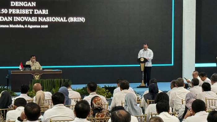 Kepala BRIN Arif Satria saat memaparkan laporan di depan presiden, di Istana, Jakarta, Kamis (6/8/2026).