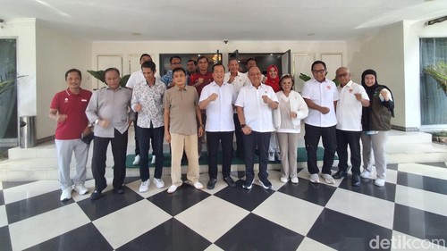Ketua Komite Olahraga Nasional Indonesia (KONI) Pusat, Letjen TNI (Purn) Marciano Norman bersama Gubernur NTB Lalu Muhamad Iqbal bersama jajaran pengurus KONI NTB dan NTT ditemui di Pendopo Gubernur NTB, Jumat (7/8/2026).