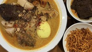 Video Sedapnya Ketupat pakai Ayam Kluwek dari Resep 90 Tahun