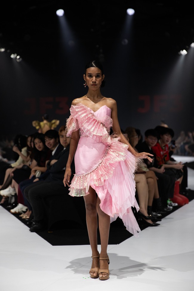 Koleksi Erjohn Dela Serna dari Filipina menjadi penutup peragaan AFDS di JF3 Fashion Festival 2026. (Foto: Dok. JF3)