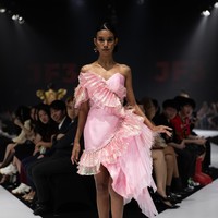 Koleksi Erjohn Dela Serna dari Filipina menjadi penutup peragaan AFDS di JF3 Fashion Festival 2026. (Foto: Dok. JF3)