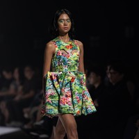 Dengan digital printing, ia bermain dengan visual bernuansa floral yang segar. (Foto: Dok. JF3)