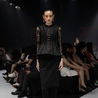 Keahlian kerajinan yang kaya, penjahitan modern, dan kehalusan budaya berpadu secara mulus, menampilkan identitas Laos sebagai sesuatu yang abadi, berkelas, dan relevan secara global. (Foto: Dok. JF3)