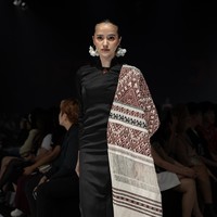 Thoulany menyertakan kain tradisional Laos. Tekstil tersebut menghiasi busana bersiluet modern. (Foto: Dok. JF3)