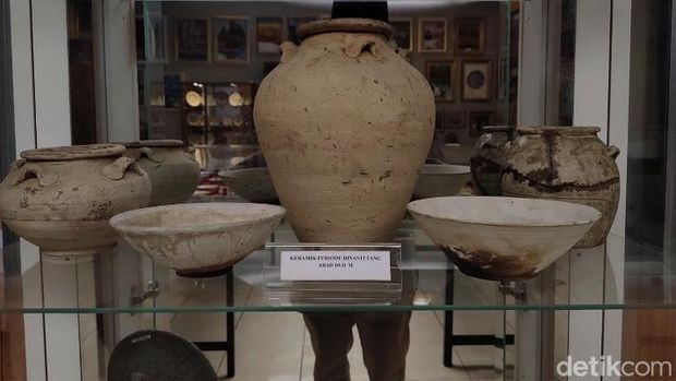 Koleksi keramik kuno di Museum Prabu Siliwangi, Kota Sukabumi Screenshot Koleksi keramik kuno di Museum Prabu Siliwangi, Kota Sukabumi