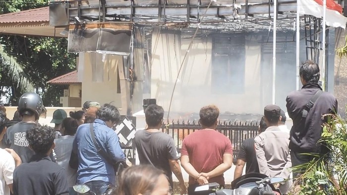 Kondisi gaedung yang terbakar saat aksi massa di Belitung Timur