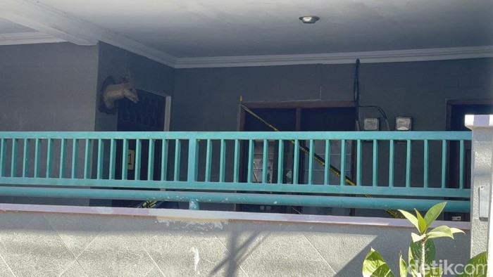 Kondisi kamar kos mahasiswa melahirkan yang diberi garis polisi.